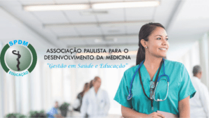 profissional-da-saude-com-roupa-azul-sorrindo